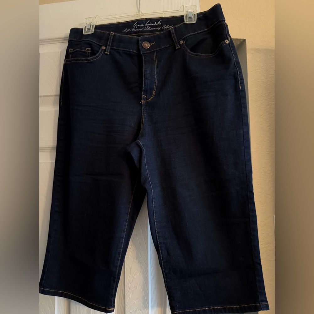 Gloria Vanderbilt All Around Slimming Affect Cropped Jeans. NWOT